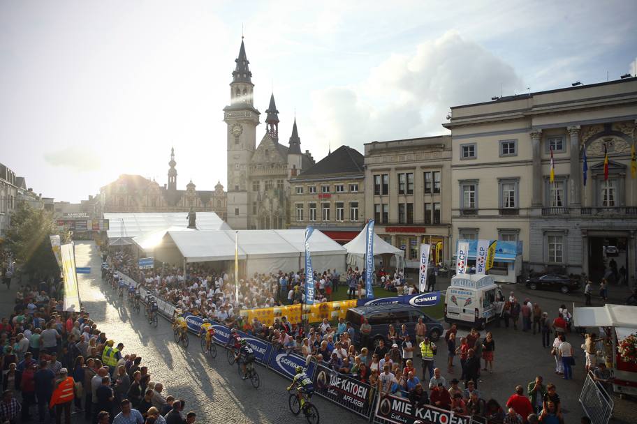 Vincenzo Nibali sfila col gruppo sulle strade di pav di Aalst, cittadina di 80mila abitanti nelle Fiandre Orientali, dove si corre da 79 anni il criterium post Tour. De Waele